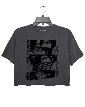 Ragglo dark gray crop top featuring black-and-white manga-style portraits of four characters with Japanese text '進撃の巨人', perfect for anime fans and Attack on Titan streetwear.

