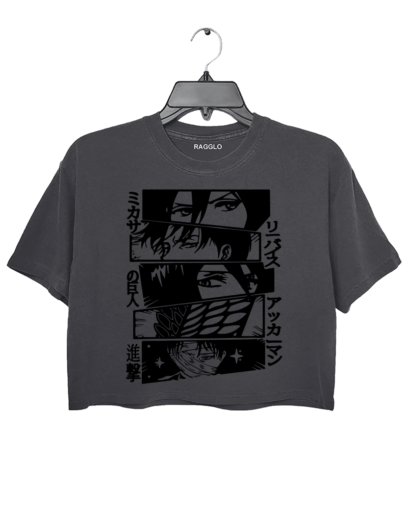 Ragglo dark gray crop top featuring black-and-white manga-style portraits of four characters with Japanese text '進撃の巨人', perfect for anime fans and Attack on Titan streetwear.

