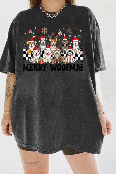 Ragglo dark gray tee featuring eight dogs in Santa hats and reindeer antlers with gifts, snowflakes, and 'MERRY WOOFMAS' text, perfect for festive Christmas streetwear for dog lovers.

